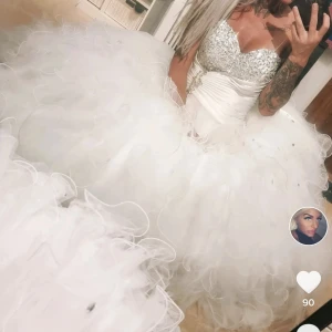 Bröllopsklänning  - Jätte vacker bröllopsklänning använd en gång, fint skick. Har även under kjol och slöja som jag skickar med. Går även använda som balklänning, den är i storlek m men har snörning i ryggen så man både kan dra ut den och in den. 