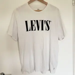 Vit T-shirt från Levis. Använd och lite sliten, men i bra skick ändå.