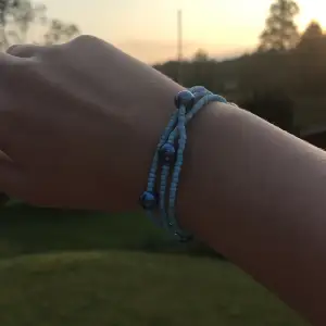 Vackert smyckeset av ett armband som funkar som halsband och ett armband i blåa pärlor. Handgjort och nytt. Kontakta gärna vid frågor, köpare står för frakt.  Har också andra smycken på min profil.