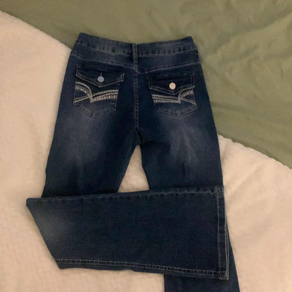 Utåtsvängda jeans men jättefina fickor, säljer för att jag inte har använt dom en enda gång . Jeans & Byxor.