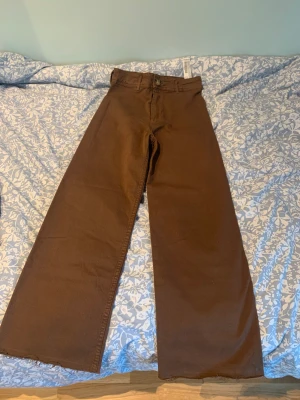 Bruna Jeans  - Bruna Jeans utan framfickor. De är bara testade så de är gott som nya.  Jag köper de för att jag tyckte att de var snygga men känner inte att det är min stil Jag kan sänka priset vid snabb affär 