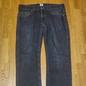 True Religion jeans, låg-mellan midja. Modellen är rakbent, jag fick dessa idag men slutade med att vara liten på mig för modellen, så jag säljer den igen. Kontakta mig gärna om intresserad 💕