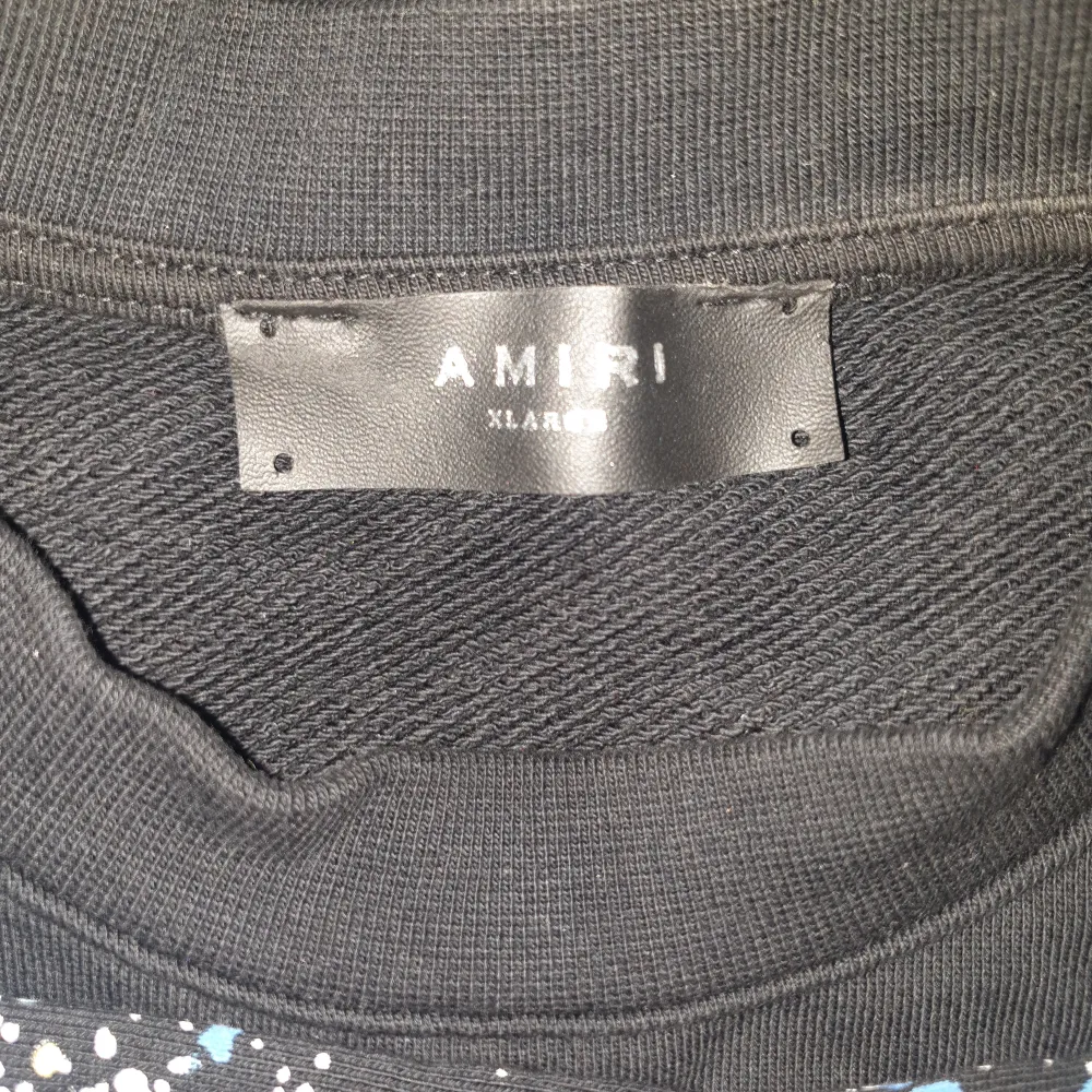 Hej, säljer min Amiri tröja som är A-kopia och är i Storlek XL men skulle tipsa för dom som har storlek M/L. Skriv vid frågor eller intresse. Priset kan diskuteras vid snabbaffär!!!. Hoodies.