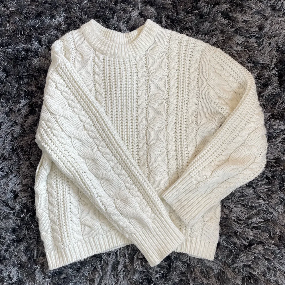 Säljer denna fina vita stickade tröjan från Gina Tricot. Använd ett fåtal gånger men kommer inte till användning längre, den är därför i bra skick. Orginalpris: 499kr. Stickat.