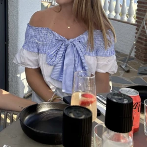 Off-shoulder tröja  - Säljer denna supersöta toppen! Den är offshoulder och har en knytning i mitten. Väldigt bekväm och passar till mycket. Är i väldigt bra skick