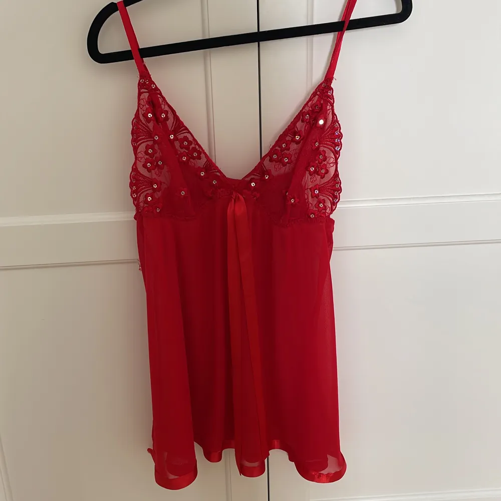 en super söt vintage röd lingerie klänning. i fint skick och super söt på. Klänningar.