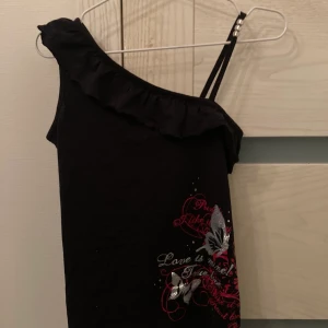 Svart linne - Svart linne med rött tryck