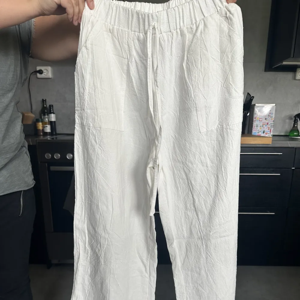 Ett par vita linnebyxor i storlek xs men skulle säga att det är i storlek M, säljer dem pga för stora!. Jeans & Byxor.