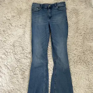 Flare midwaist jeans från zalando. De är i storlek 164 och väl använda men i bra skick.