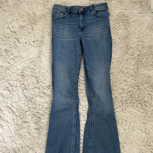Flare midwaist jeans från zalando - Flare midwaist jeans från zalando. De är i storlek 164 och väl använda men i bra skick.