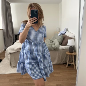 Klänning - Supersöt sommarklänning! Sparsamt använd, fint skick :)