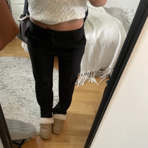 Svarta kostymbyxor - Lågmidjade svarta kostymbyxor 