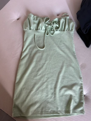 Klänning - Lite smutsig, men de bara att tvätta:) Års skick 