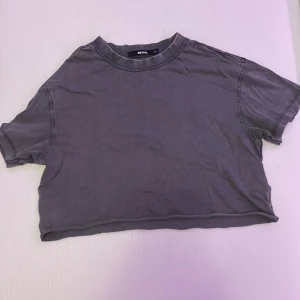 grå magtröja - En snygg magtröja från bikbok🩶Inte använd alls mycket så i bra skick! Inga skador eller fläckar :) Original pris: 249kr Skriv om du har några frågor.