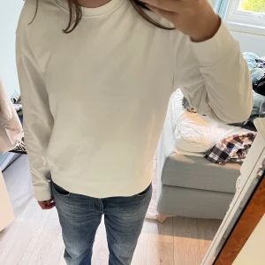 vit sweatshirt  - vit sweatshirt från Zara. köpt för länge sedan, storlek M 