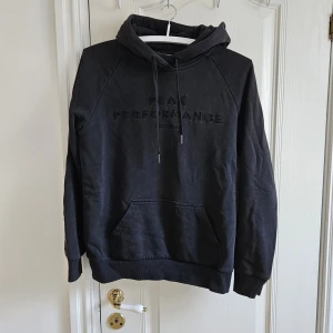 Hoodie från Peak Performance  - Supersnygg hoodie från Peak Performance. Den är i mycket bra skick! Storlek M
