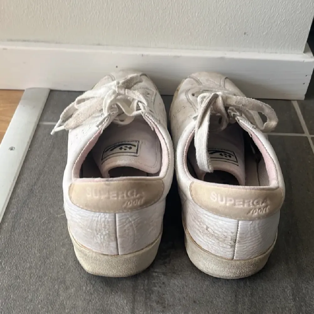 Superbilliga Superga sneakers (därav mycket använt skick men inte trasiga, skosnören kan lätt bytas ut t.ex). Strl 37. . Skor.