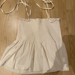 Linne - Fint beiget linne med söt knytning vid axlarna ❤️‍🔥