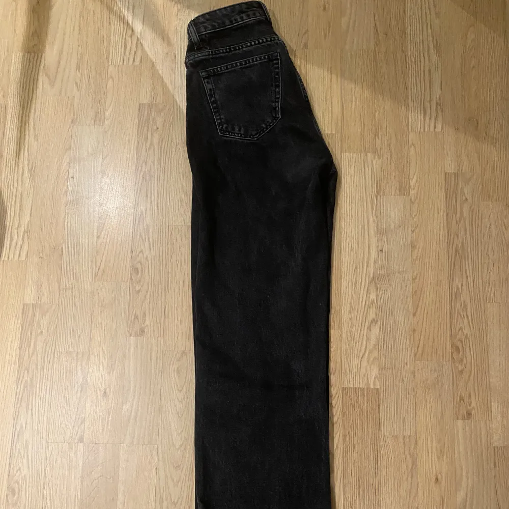 Säljer dessa snygga jeans då de inte används längre, men i fortfarande fint skick 😍 de är mörk grå nästan svart. Jeans & Byxor.