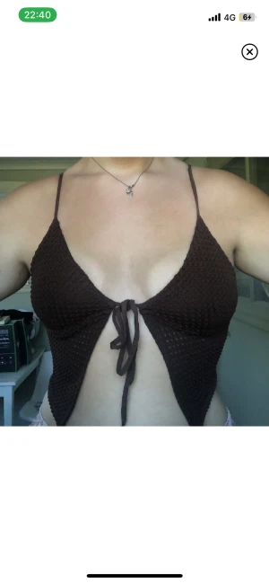 Topp - Helt oanvänd. Behöver bli av med kläderna så fort som möjligt så paketpris går att ordna om man köper mer än 1 plagg. Gratis frakt om man köper via ” köp nu” tills den 27/8