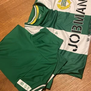 Hammarby tröja - Säljer två Hammarby tröjor i storlek S men passar xs-m beroende på hur man vill att den sitter.