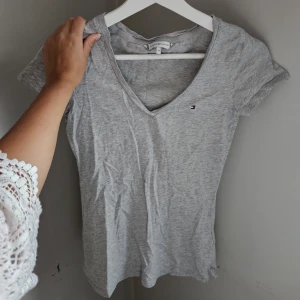 Tommy hilfiger tshirt - Snygg tshirt med små slits på sidan från tommy hilfiger. Endast använd ca 2-3 gånger så är i mycket bra skick. Lite skrynklig av att ha legat i garderoben men kan strykas