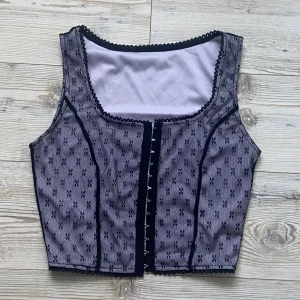 Lavender lace top 💜 - Oanvänd topp i en superfin lavendel färg 💜Står ingen storlek men kan passa XS/S.