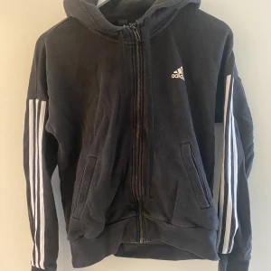 Tjocktröja från Adidas - Använd men fint skick.