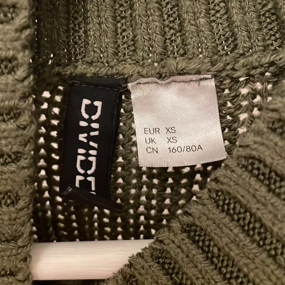 Detta är en super fin stickad tjocktröja med lite högre krage men inte min stil längre, köpte den för 2 månader sen ish! . Neuleet.