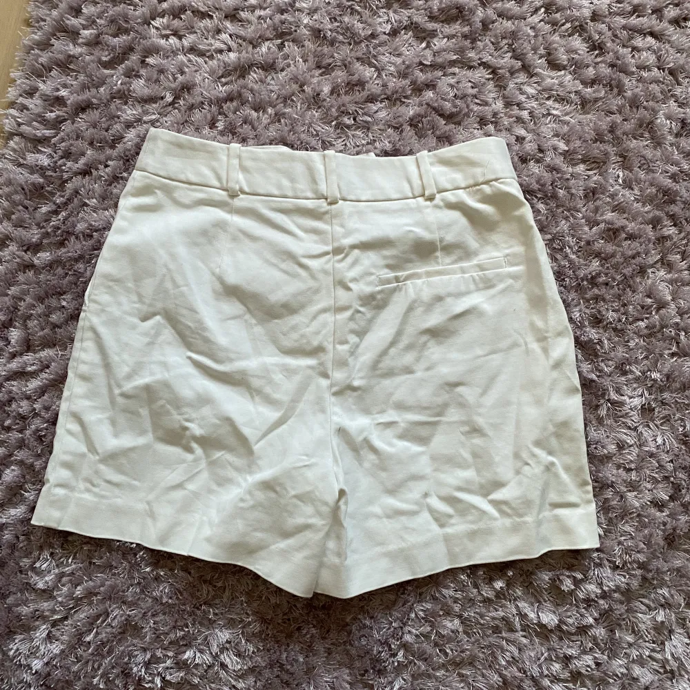 Vita kostym shorts från zara i storlek xs. . Shorts.