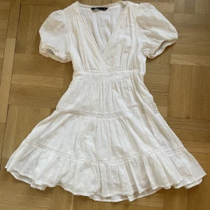 Vit klänning - Klänning köpt från zara, skulle säga att den passar xs eller s! Nyskick❤️