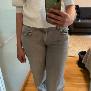Intresse koll på mina gråa straight leg jeans med låg midja. I väldigt fint skick från Gina Tricot. Buda över 400 (säljs bara vid bra pris) 