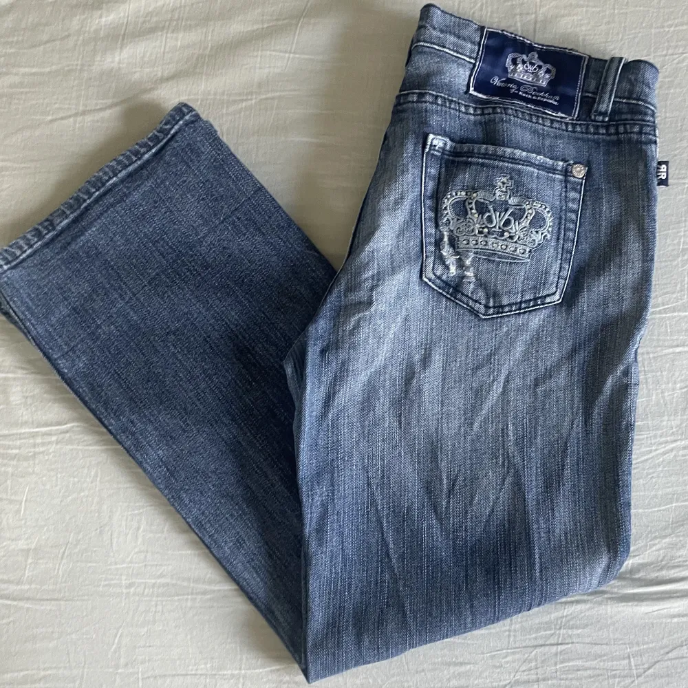 Blåa raka Victoria Beckham jeans. Står 31 i byxorna, skulle säga att dom passar en s-m💗kolla gärna in fler annonser på min profil!. Jeans & Byxor.