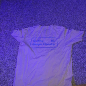 Beige blå t shirt  - Fick den förut helt nytt skick har inte använt den storlek M pris kan diskuteras 