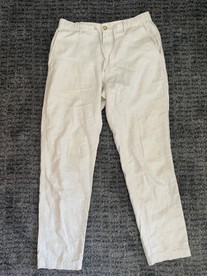 Linnebyxor - Hej säljer nu mina super fräscha linnebyxor från Uniqlo, byxorna är använda en gång och  är i storlek S men passar även M. Nypris är ca 600kr. Möts upp i Göteborg eller postar spårbart via Postnord📦 PRIS KAN DISKUTERAS VID SNABBAFFÄR!