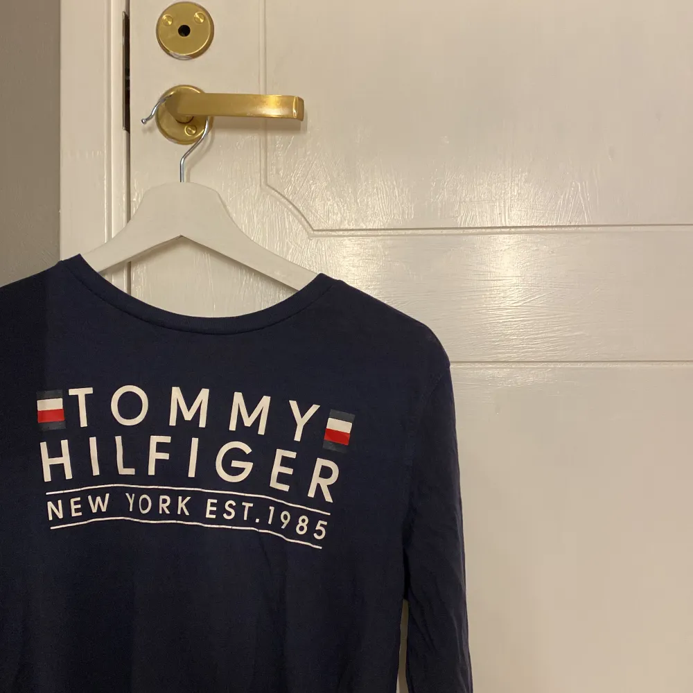 En jättefin blå långärmad tröja från Tommy Hilfiger som tyvärr inte kommer mer till användning och vill hitta en ny ägare. Använd några gånger. Passar lika väl killar som tjejer.☺️☀️✨. Tröjor & Koftor.