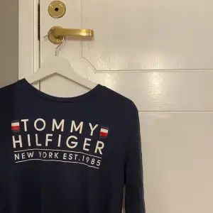 En jättefin blå långärmad tröja från Tommy Hilfiger som tyvärr inte kommer mer till användning och vill hitta en ny ägare. Använd några gånger. Passar lika väl killar som tjejer.☺️☀️✨