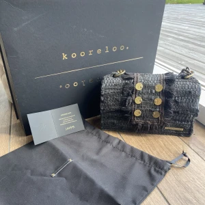 Kooreloo väska  - Säljer min väska från danska märket Kooreloo! I väldigt fint skick och lite unik! Kan diskutera pris!