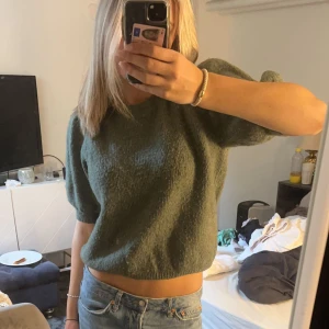 Grön tröja - Grön stickad trekvartströja från veromoda. Inga defekter❤️den gröna färgen framgår inte riktigt i detta ljus men är en fin nyans i verkligheten❤️