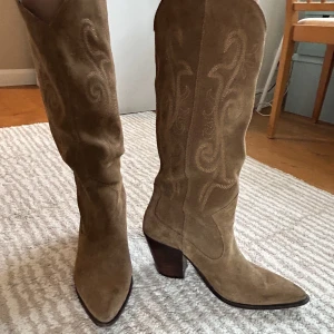 Cowboy boots - Ett par trendiga och skitsnygga stövlar! Har bara använt dom en gång och prislappen är till och med kvar så dom är nästan oanvända. Köpta för 1100kr.  Priset kan absolut diskuteras!!