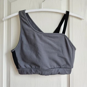 Gymshark Sport-BH - Supersnygg sport-BH från Gymshark. Andvänd endast ett fåtal gånger, och är i mycket bra skick! Storlek S. Det finns matchande byxor till också! Jag säljer hela setet för 250 kr!