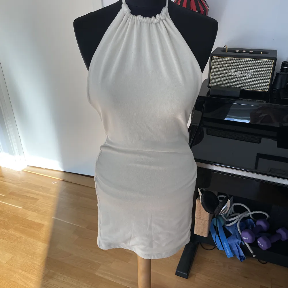 Halterneck klänning i off-white 🌸strl XS. Klänningar.