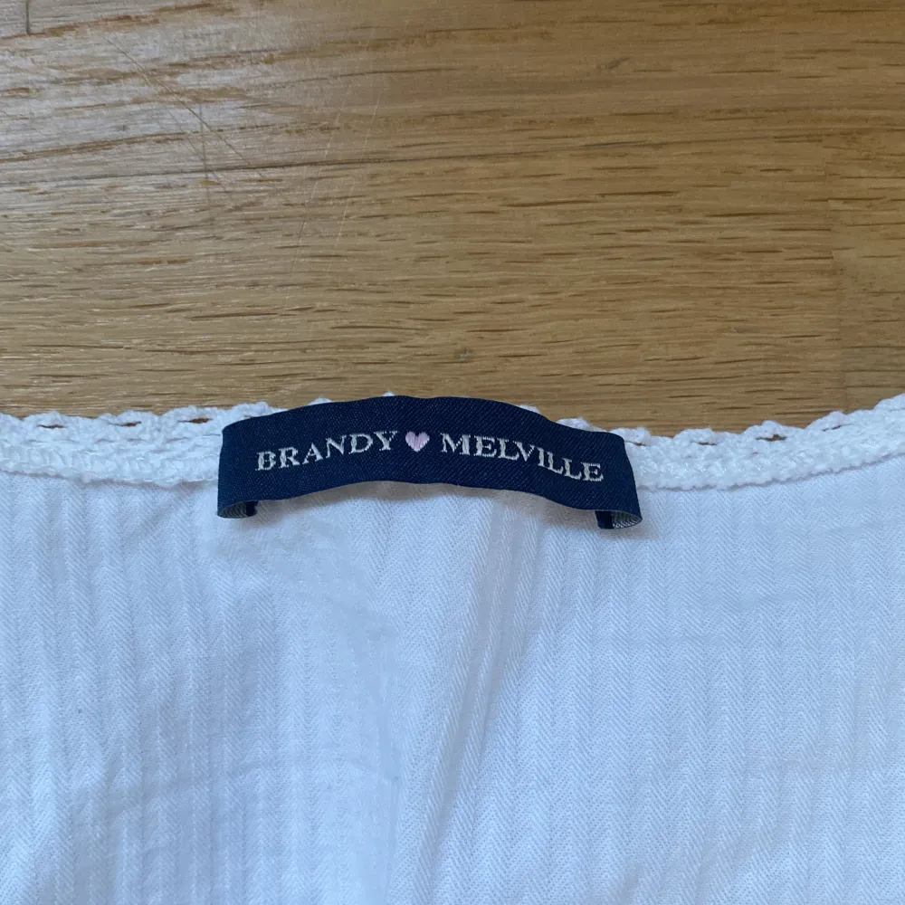 Vanlig vit blus från brandy Melville  använd ca 1-3 gånger. Fint skick och hyfsat nyköpt. (!Inte säker på brandy Melvilles storlekar!). Blusar.
