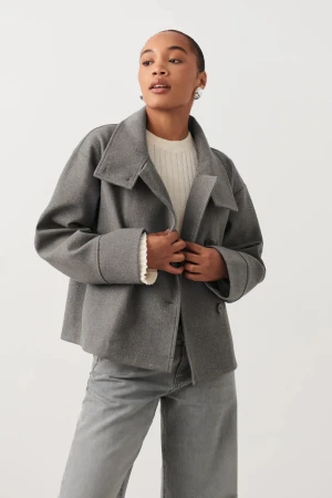 HELT NY SHORT FELT JACKET GINA TRICOT - Helt ny short felt jacket från Gina Tricot i storlek S. Lappar kvar Jättefin jacka perfekt till hösten! Färg: Grey 🩶  Slutsåld online Köpt för 599kr  Om flera anses intresserade startas en budgivning.  Hör av dig om du är intresserad 💘💘