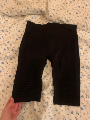 Svarta cykelbyxor  - Sköna och smickrande cykelbyxor i träningsmaterial. Köpta på Intersport. Aldrig använda, kan skicka fler bilder och använd gärna köp nu🫶🏼