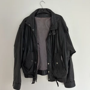 Vintage skinnjacka  - Vintage skinnjacka i stl L (overzise på en stl M/S). Bra skick men inte helt nyskick i och med att den är secondhand! 