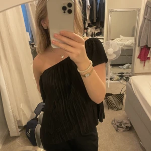 Tröja  - Jätte fin plisserad tröja som som man kan ha som one-shoulder men även som vanligt! Frakt tillkommer! 