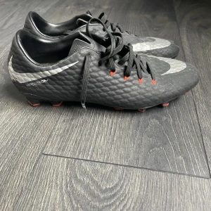 Fotbollsskor Nike hypervenom - Inte använda på några år, skick 7/10. Storlek 42.5