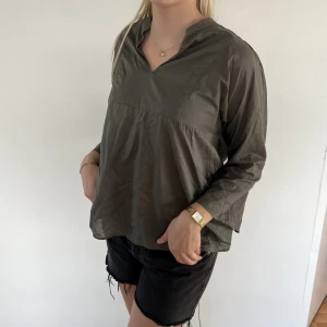Filippa K blus - Grön blus från Filippa K. Den är i storlek XS, passar S/M också. Den är i fint skick, inga defekter. 