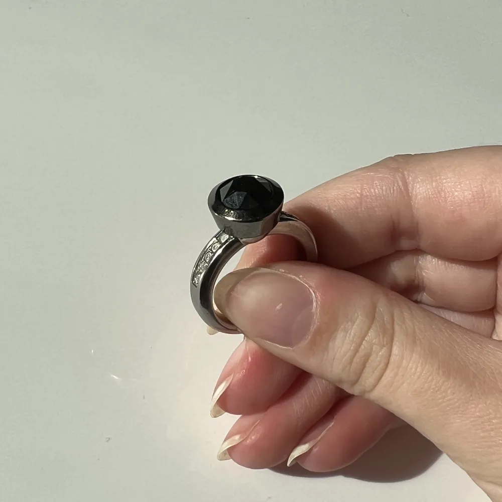 Fin stålring med en stor svart sten. Kommer från Dyrberg/Kern och deras ”designa själv”-kollektion☺️Stl 60 (innermått: 19mm). Accessoarer.